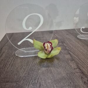 numerki na stół plexi biały nadruk